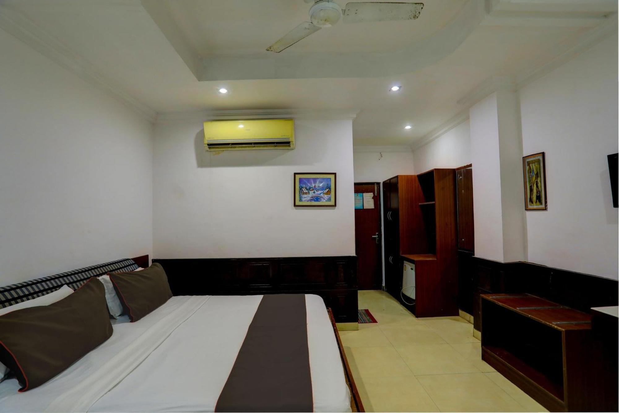 Hotel Monarch Inn Λάκναου Εξωτερικό φωτογραφία